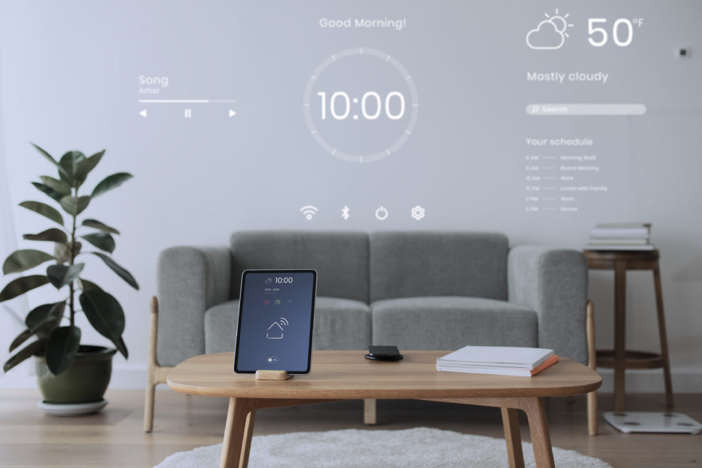 digitaal tabletscherm met slimme huiscontroller op een houten tafel